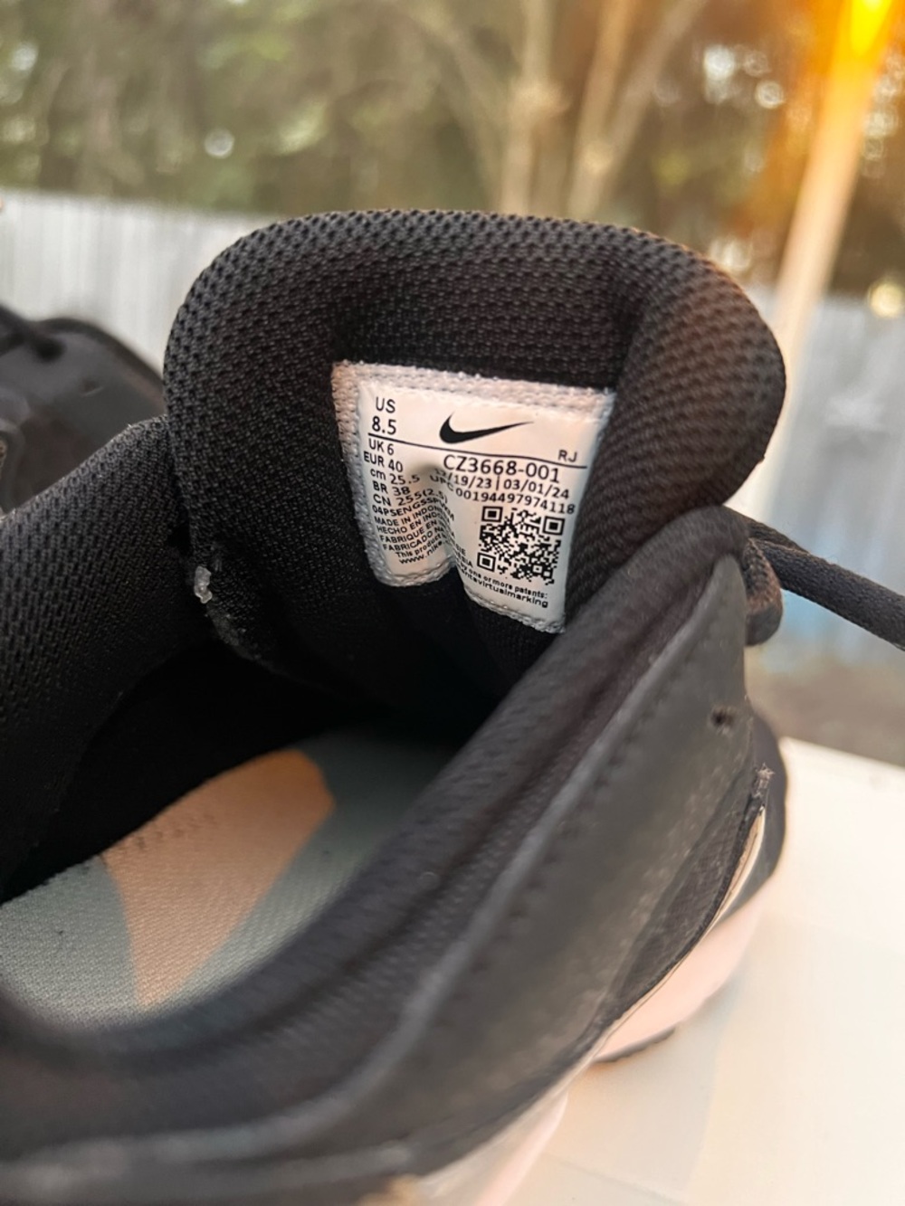 Nike Black NWOT Running Sneakers White Midsole Gold-Speckled Swoosh 8.5W Baddie - Picture 5 of 11
